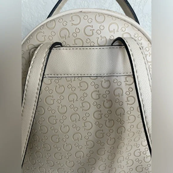 Guess mini backpack purse - Picture 2 of 9